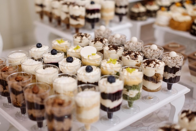 Divers desserts et gâteaux sur la table du buffet au mariage