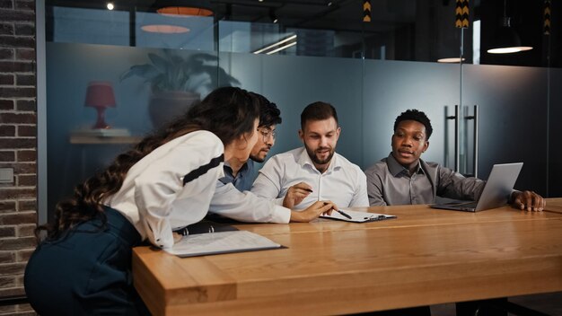 Divers employés multiethniques collègues partenaires dans le groupe d'équipe de gens d'affaires multiraciaux de bureau