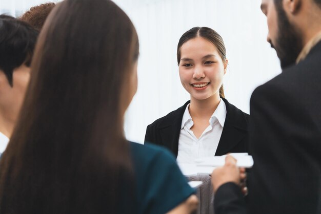 Divers employés de la société collaborent au bureau en reliant les pièces du puzzle pour représenter le partenariat et le travail d'équipe. Unité et synergie dans le concept d'entreprise en fusionnant le puzzle Concord