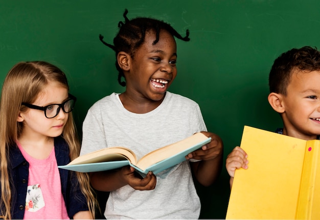 Photo divers enfants lisant des livres