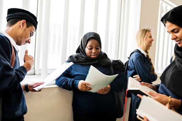 Divers enfants musulmans étudient en classe