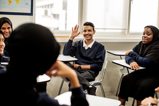 divers enfants musulmans étudient en classe