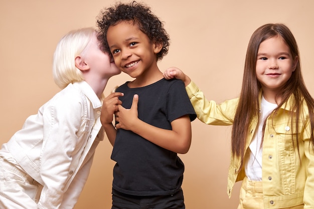 Photo divers enfants positifs souriants posant heureux ensemble