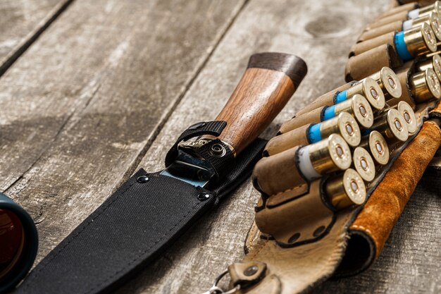 Divers équipements de chasse sur fond de bois ancien