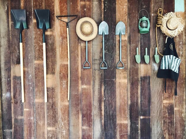 Photo divers équipements de jardinage suspendus au bois