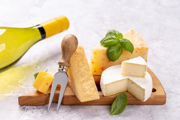 Divers fromages à bord et vin blanc