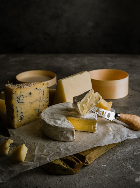 Divers fromages, vins dans des verres et coings