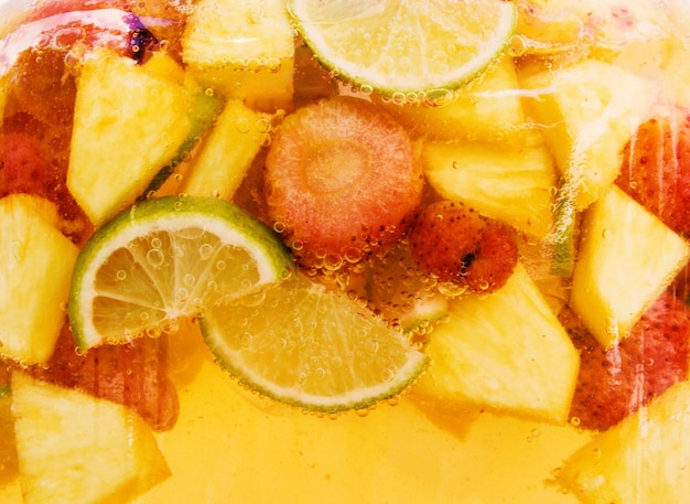 Divers fruits dans un bocal avec compote ou limonade photo horizontale