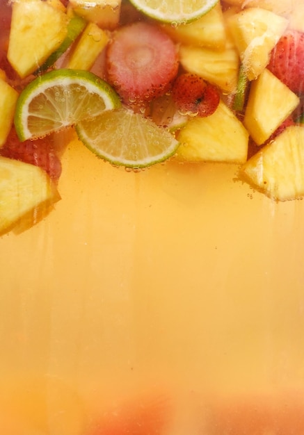 Divers fruits dans un bocal avec compote ou limonade Photo verticale