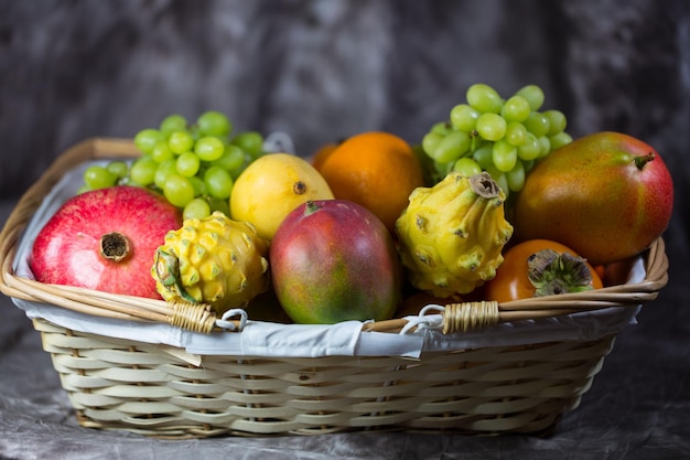 Divers fruits dans un panier de osier à table