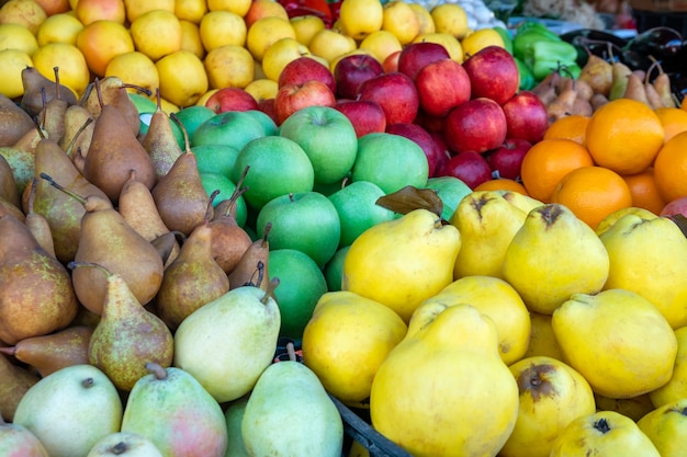 Divers fruits frais au marché fermier. Vitamine. Agriculture.