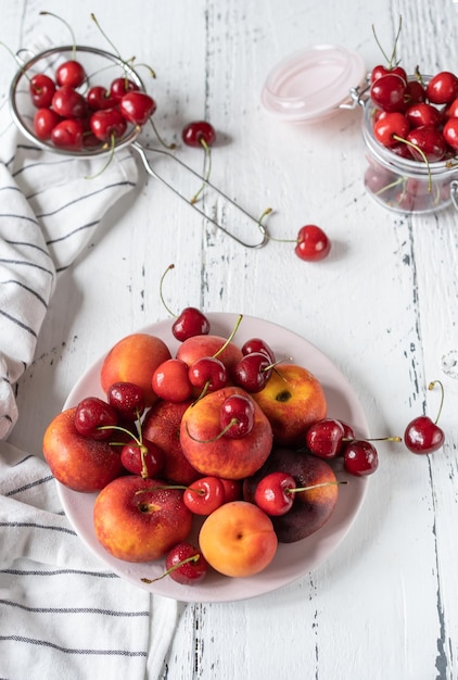 Divers fruits frais dans l'assiette