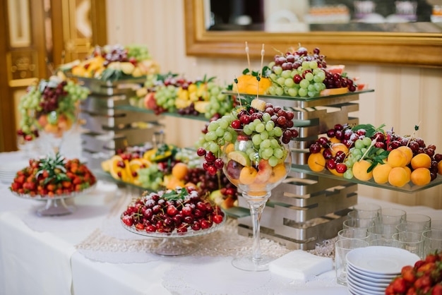 Divers fruits joliment décorés sur la table du buffet pour la célébration