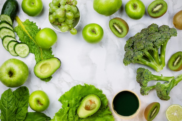 Divers fruits et légumes verts sur marbre