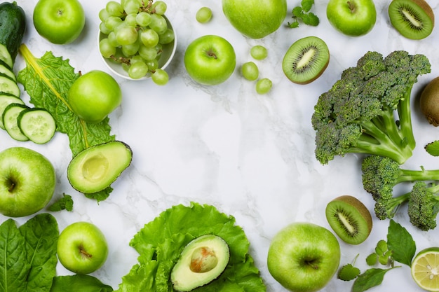 Divers fruits et légumes verts sur marbre