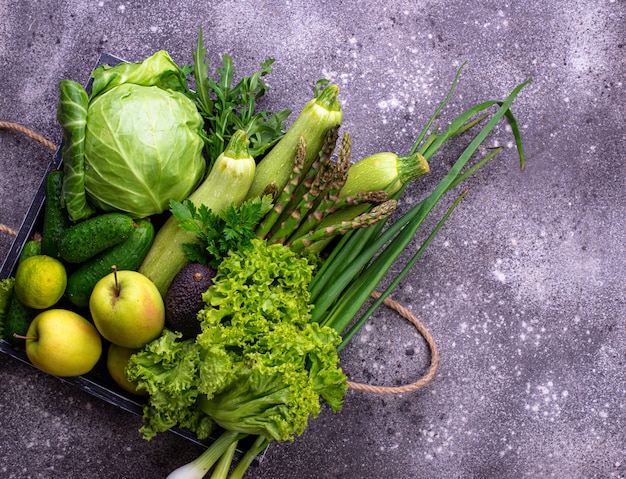 Divers fruits et légumes verts