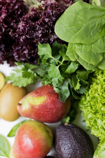 Divers fruits et mélange de salade de laitue