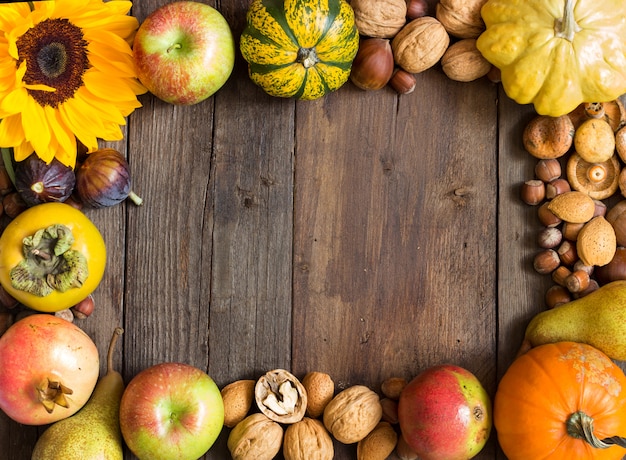 Divers fruits et noix sur une table en bois