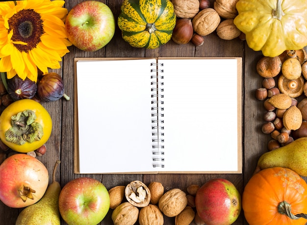 Divers fruits et noix sur une table en bois