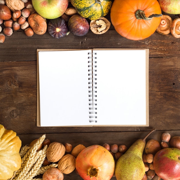 Divers fruits et noix sur une table en bois