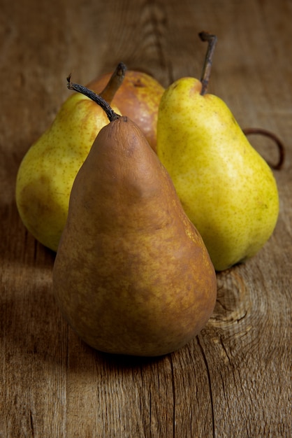 divers fruits poires douces sur la vieille table en bois