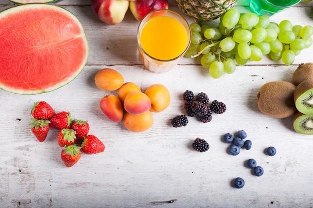 Divers fruits sur la table en bois blanche