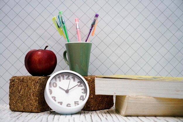 Photo divers fruits sur la table contre le mur