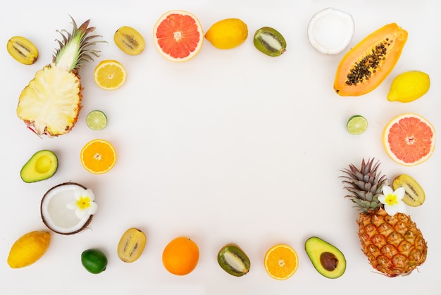 Divers fruits tropicaux isolés sur blanc