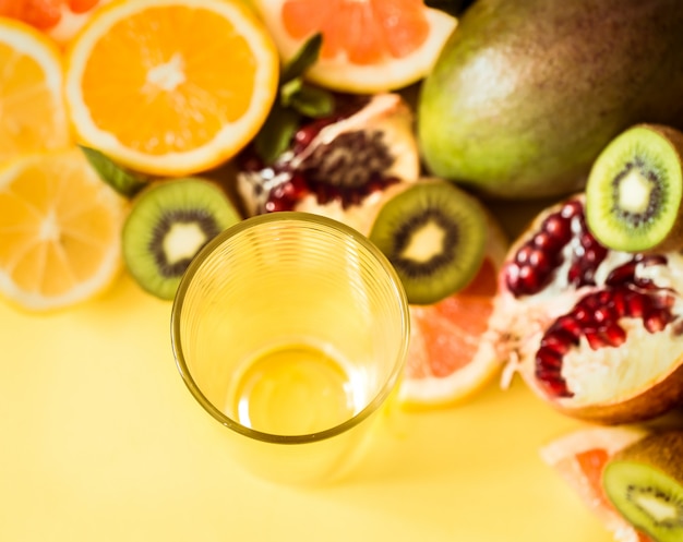 divers fruits et un verre avec une paille