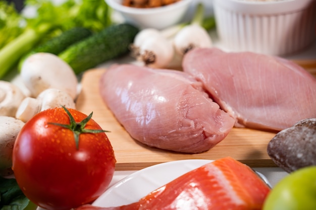 Divers ingrédients pour préparer un délicieux dîner sont sur la table des aliments et des recettes