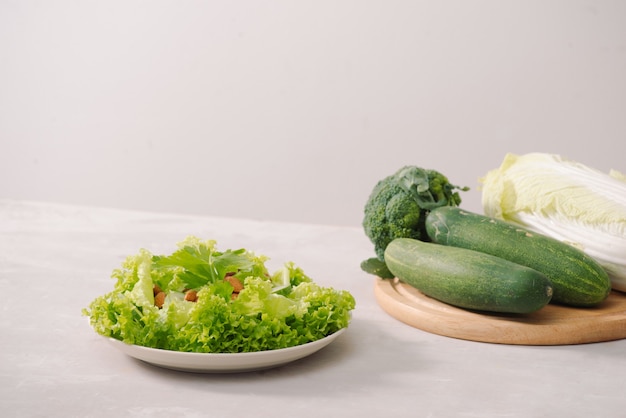 Divers ingrédients de salade verte biologique.