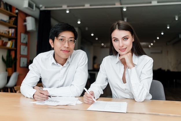 Divers jeunes travaillent au bureau