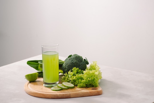 Divers jus de légumes fraîchement pressés pour le jeûne