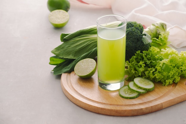 Divers jus de légumes fraîchement pressés pour le jeûne