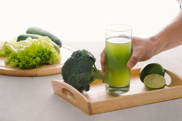 Divers jus de légumes fraîchement pressés pour le jeûne