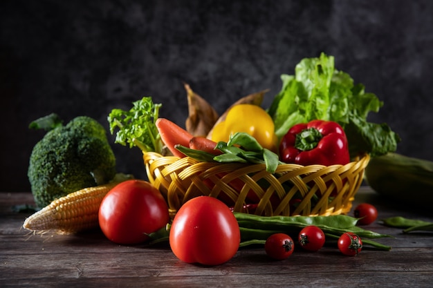 Photo divers légumes biologiques dans le panier