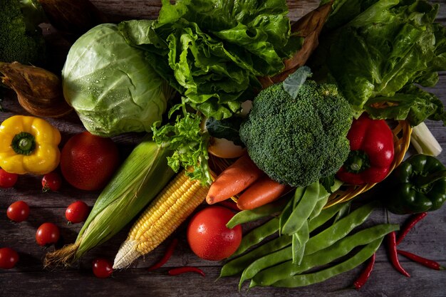 Divers légumes biologiques dans le panier