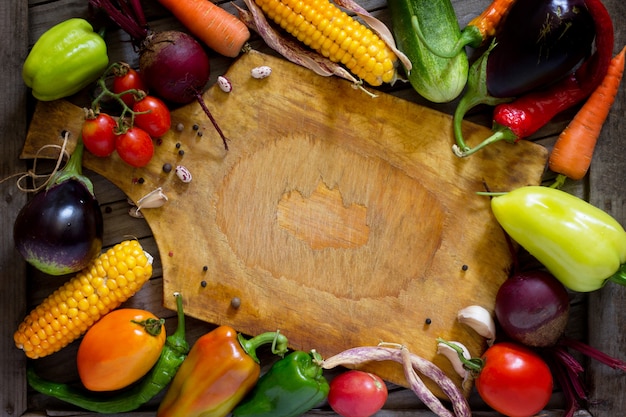 Divers légumes biologiques et une planche de bois