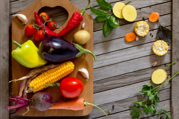 Divers légumes biologiques et une planche de bois