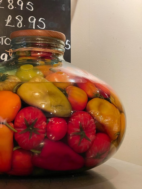 Divers légumes fermentés dans un grand bocal en verre