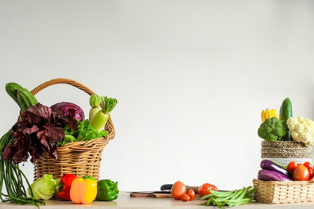 Divers légumes frais et colorés sur table de cuisine prêts à cuire