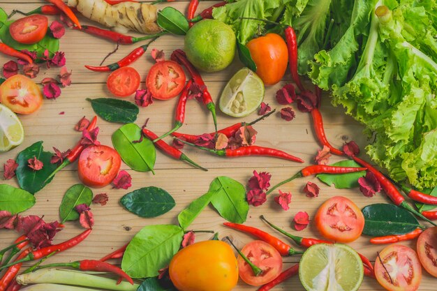 divers légumes frais crus colorés, vue de dessus