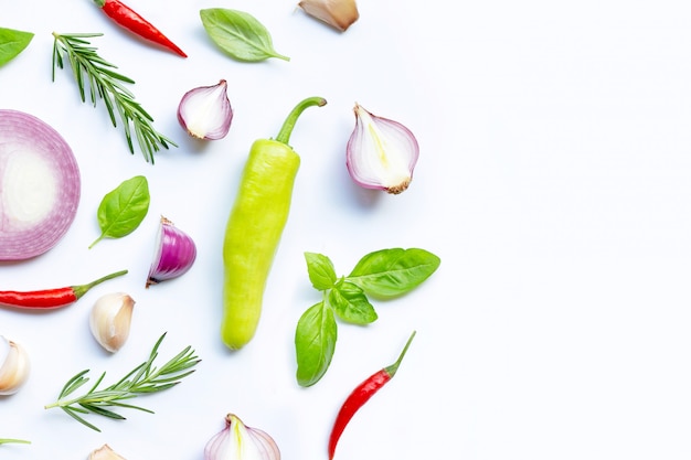 Divers légumes frais et herbes sur fond blanc. Concept d'alimentation saine