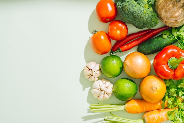 divers légumes frais sur une table en bois.