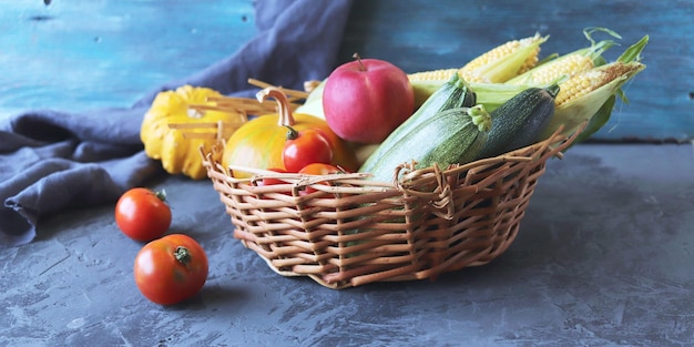 Divers légumes et fruits mûrs frais dans un panier d'aliments naturels biologiques alimentation saine