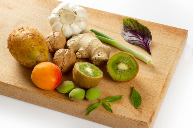 Divers légumes et fruits sur la planche à découper