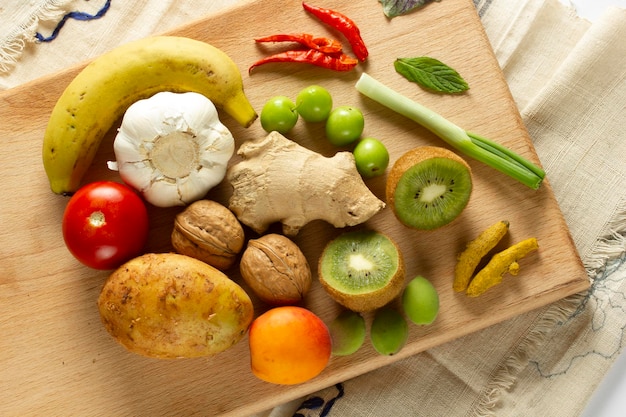 Divers légumes et fruits sur la planche à découper