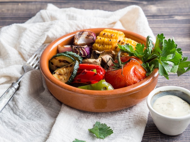 Divers légumes grillés dans un bol en céramique.