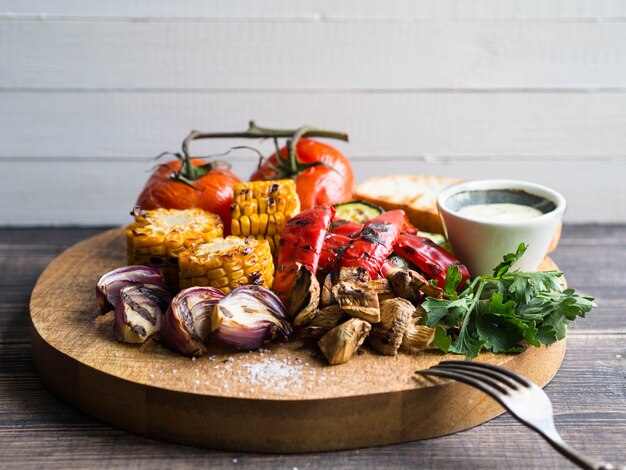 Divers légumes grillés sur un plateau rond.