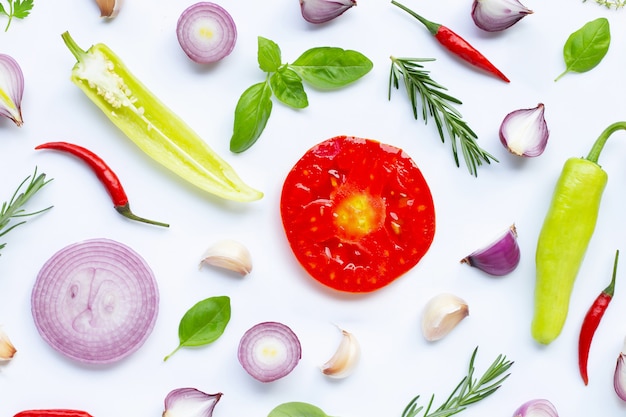 Divers légumes et herbes sur blanc